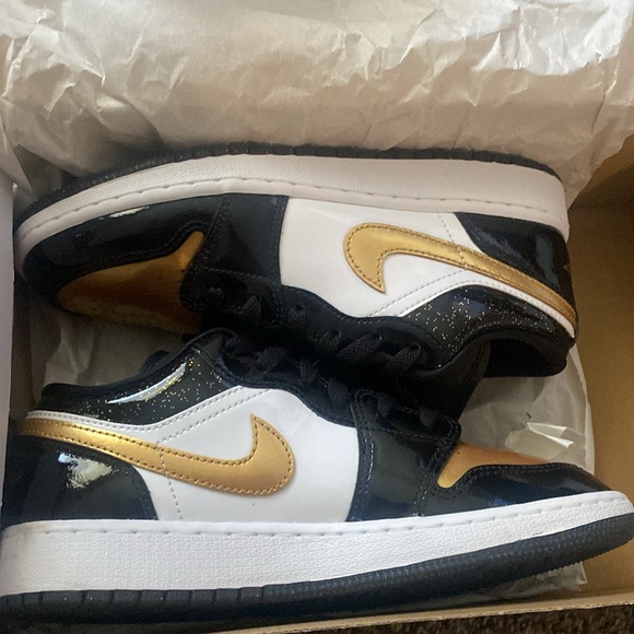 Nike Gold and black shoes - Picture 5 of 6